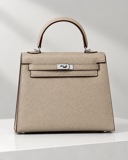 Sac beige VHYLA, détails du rabat et du fermoir illustratifs