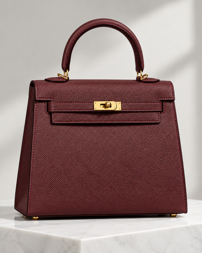 Sac bordeaux VHYLA, détails du rabat et du fermoir illustratifs