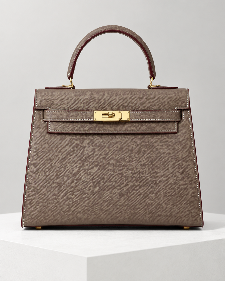 Sac taupe VHYLA, détails du rabat et du fermoir illustratifs