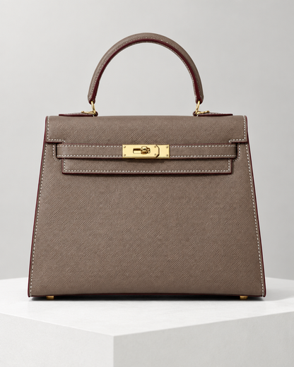 Sac taupe VHYLA, détails du rabat et du fermoir illustratifs